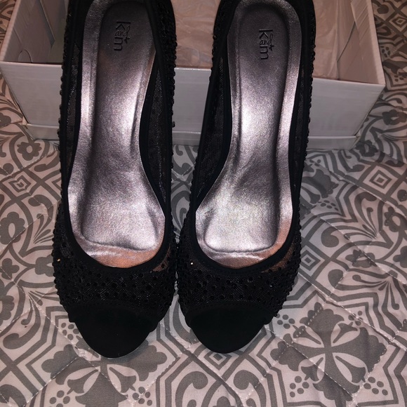 Black K&M Peep Toe Pumps with slight platform sole. Size 10 - Picture 2 of 6